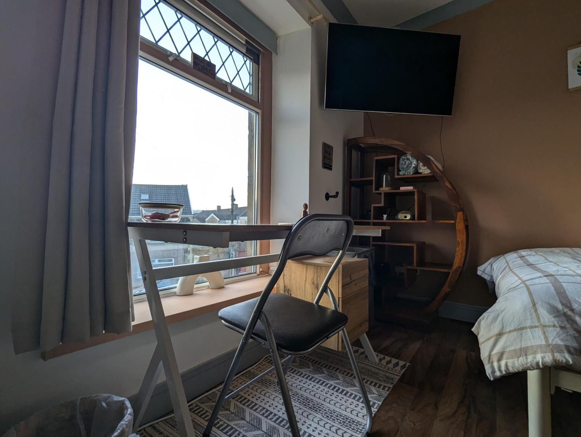 Homestay R5 - Triple Retreat - Near Beach, Parks, Trails, - Wifi, Free Parking - Self Catering