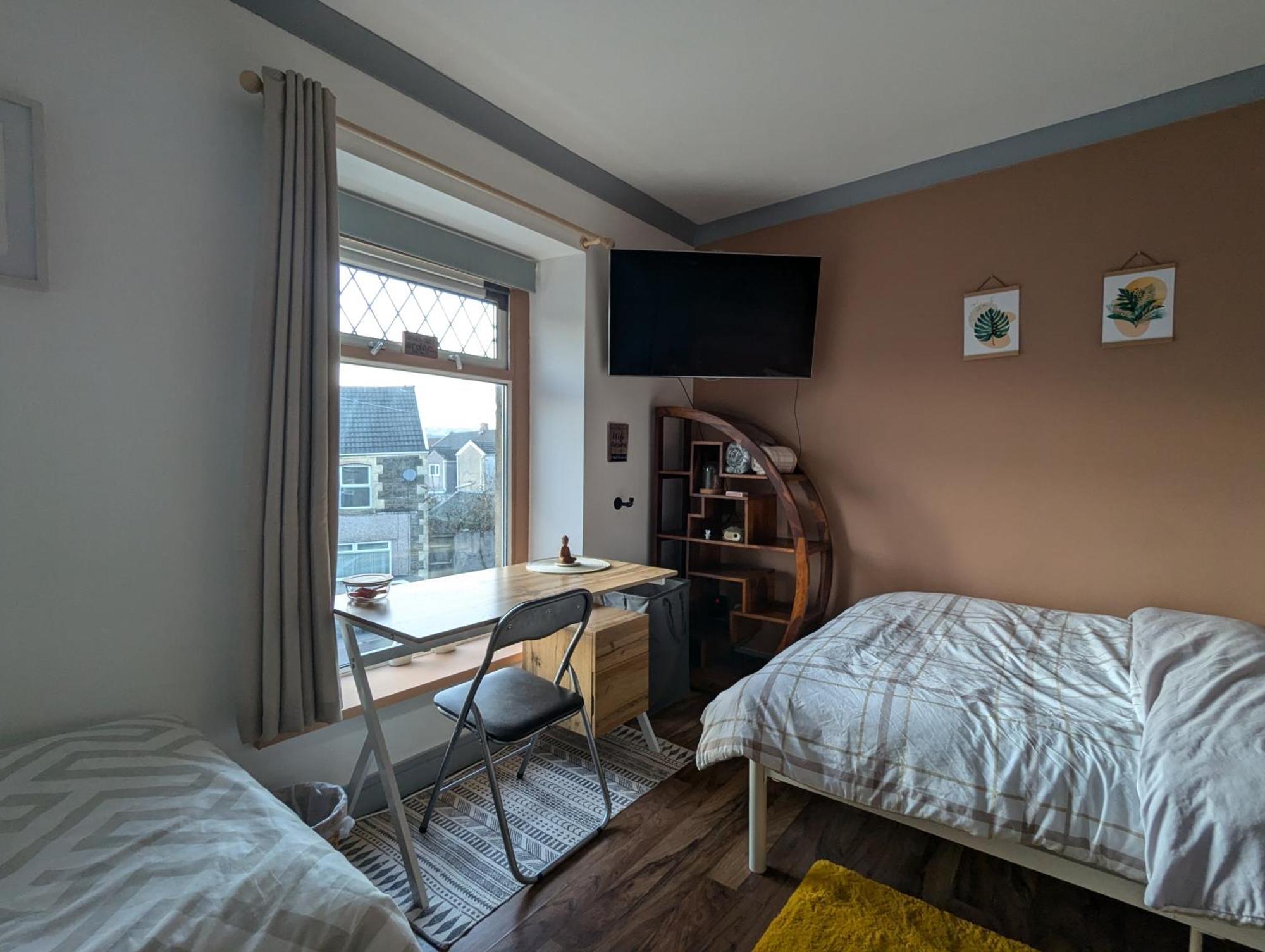 R5 - Triple Retreat - Near Beach, Parks, Trails, - Wifi, Free Parking - Self Catering * Swansea