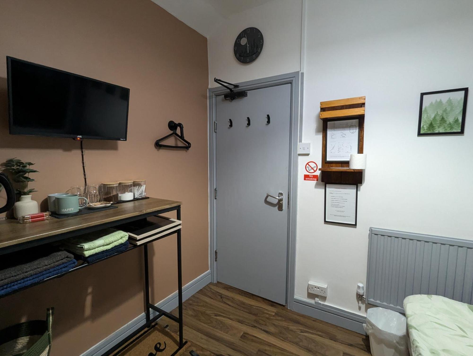 R3 - Cozy Small Double - & Access, Wifi, Free Parking - Self Catering *