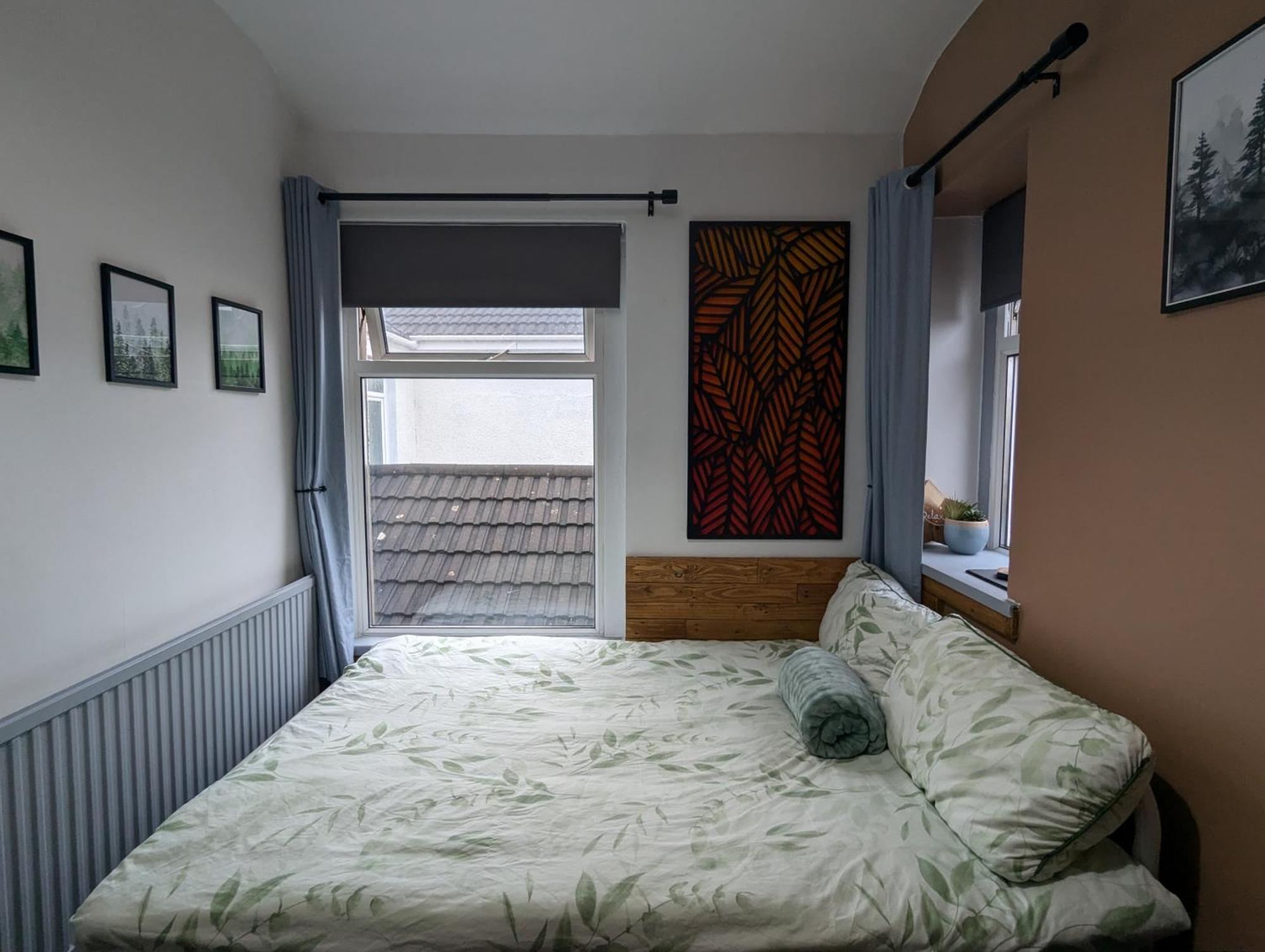 R3 - Cozy Small Double - & Access, Wifi, Free Parking - Self Catering * Swansea