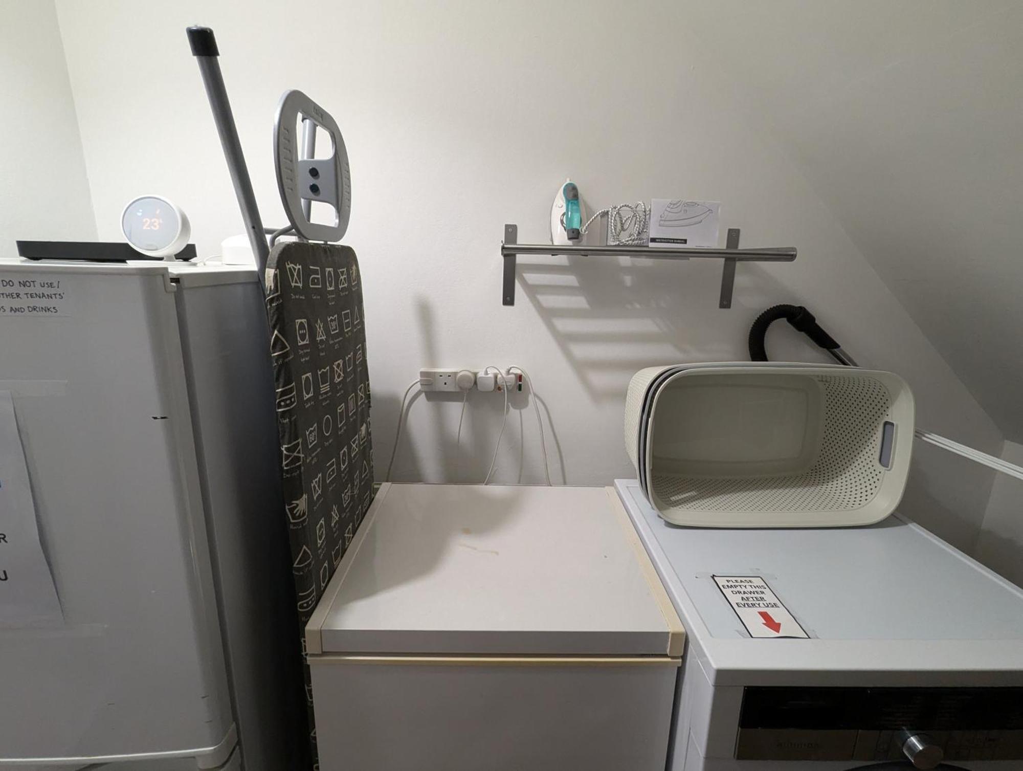 Homestay R3 - Cozy Small Double - & Access, Wifi, Free Parking - Self Catering