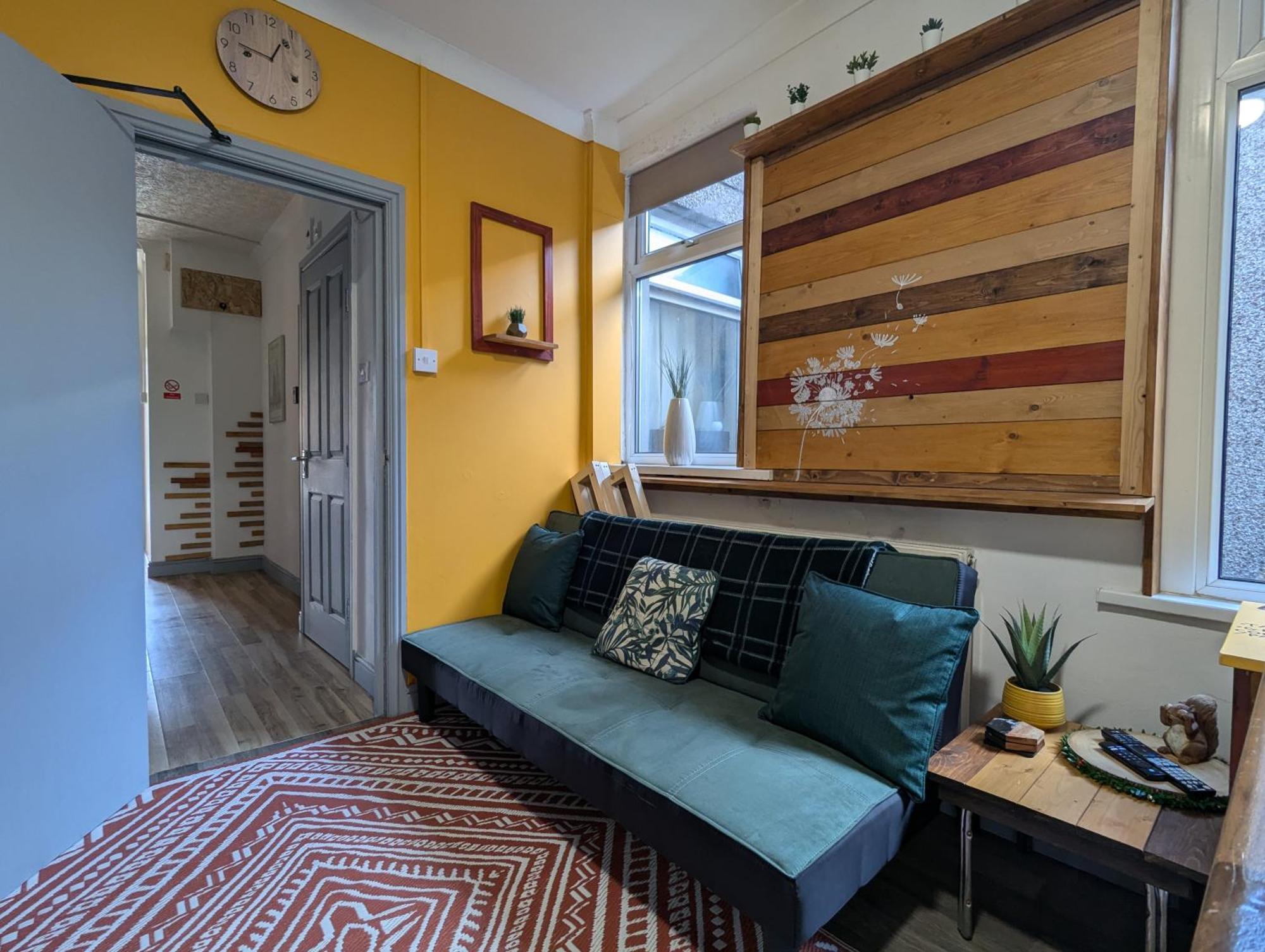 R5 - Triple Retreat - Near Beach, Parks, Trails, - Wifi, Free Parking - Self Catering Swansea