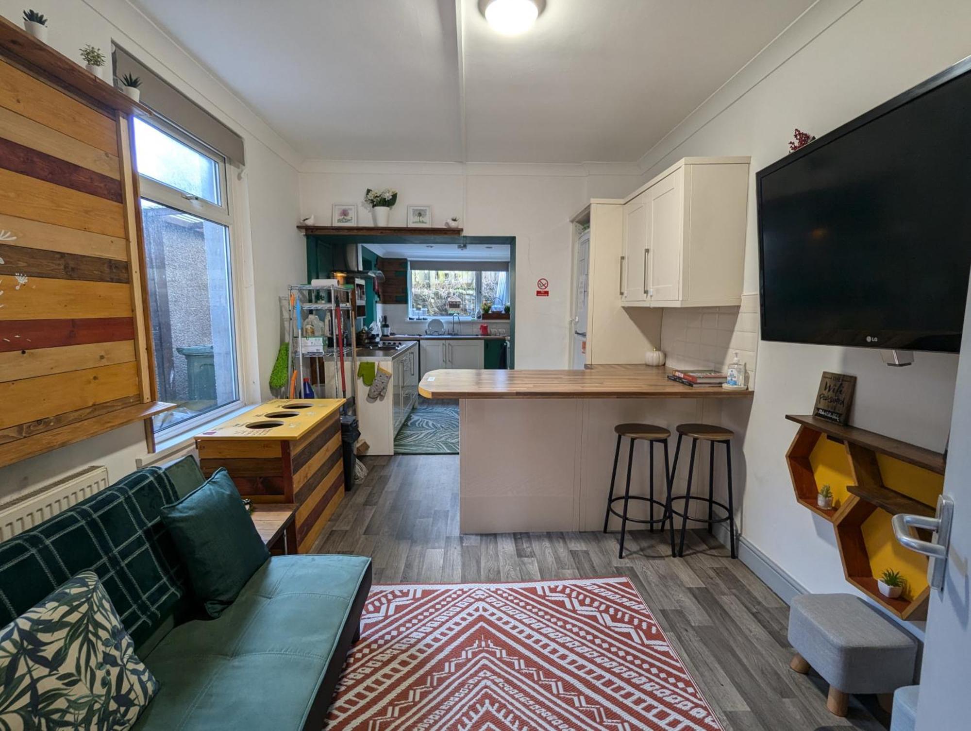 R3 - Cozy Small Double - & Access, Wifi, Free Parking - Self Catering * Swansea