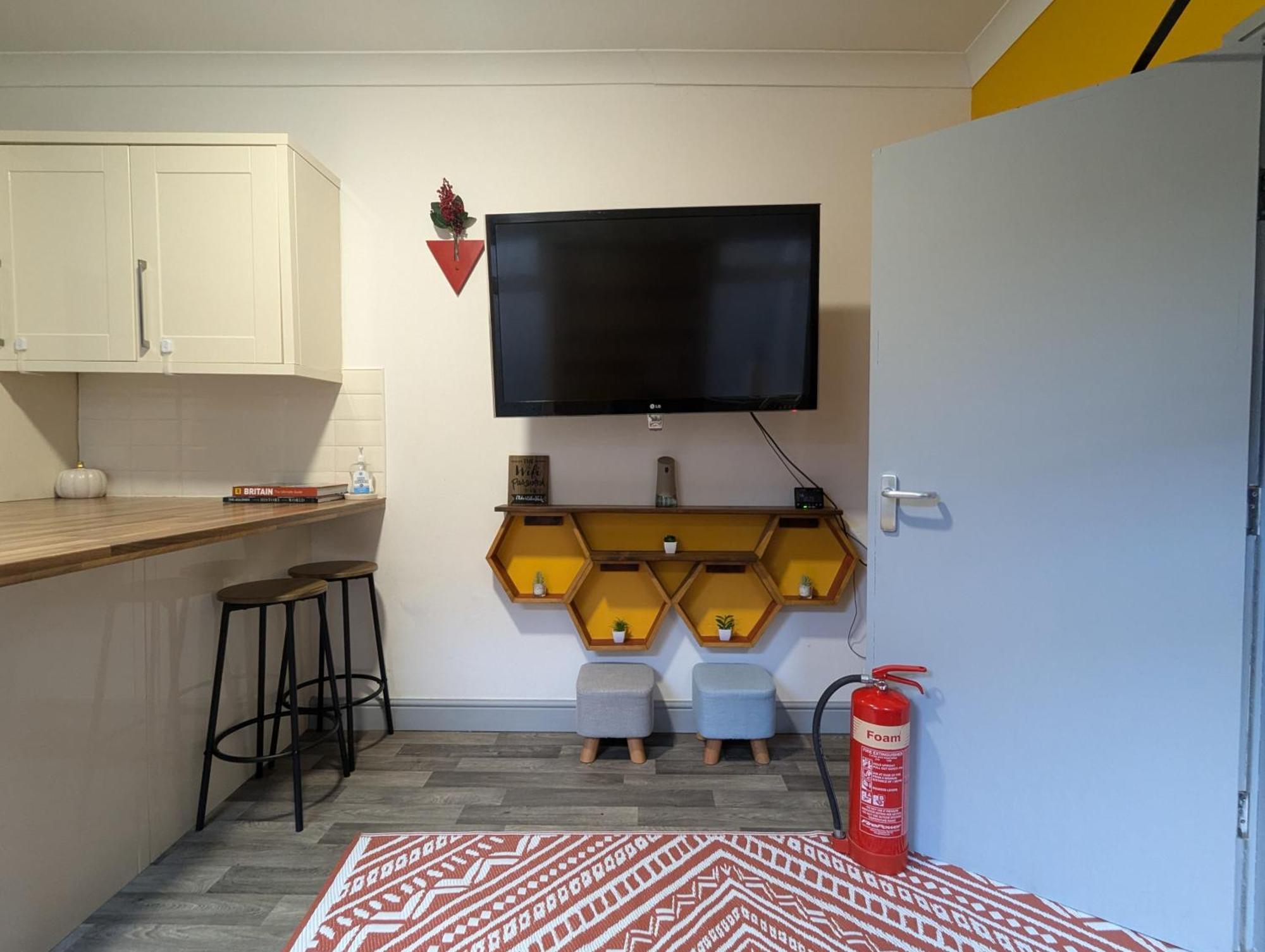 R3 - Cozy Small Double - & Access, Wifi, Free Parking - Self Catering