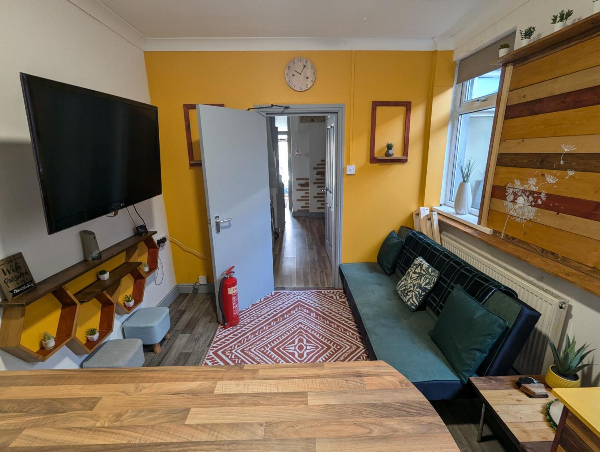 R3 - Cozy Small Double - & Access, Wifi, Free Parking - Self Catering *