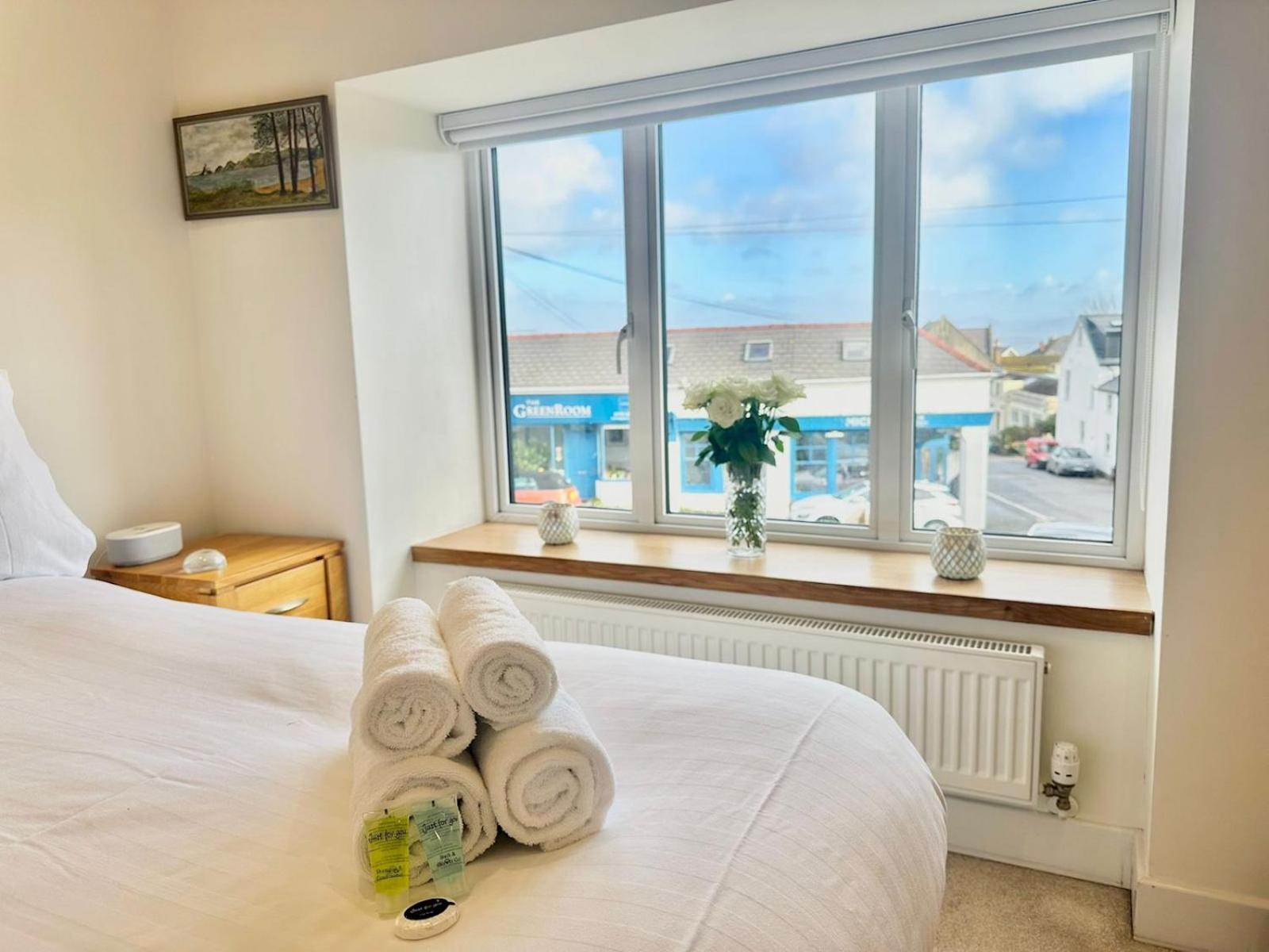 Pass The Keys Stylish Mumbles Getaway-parking Heart Of Village Holiday home