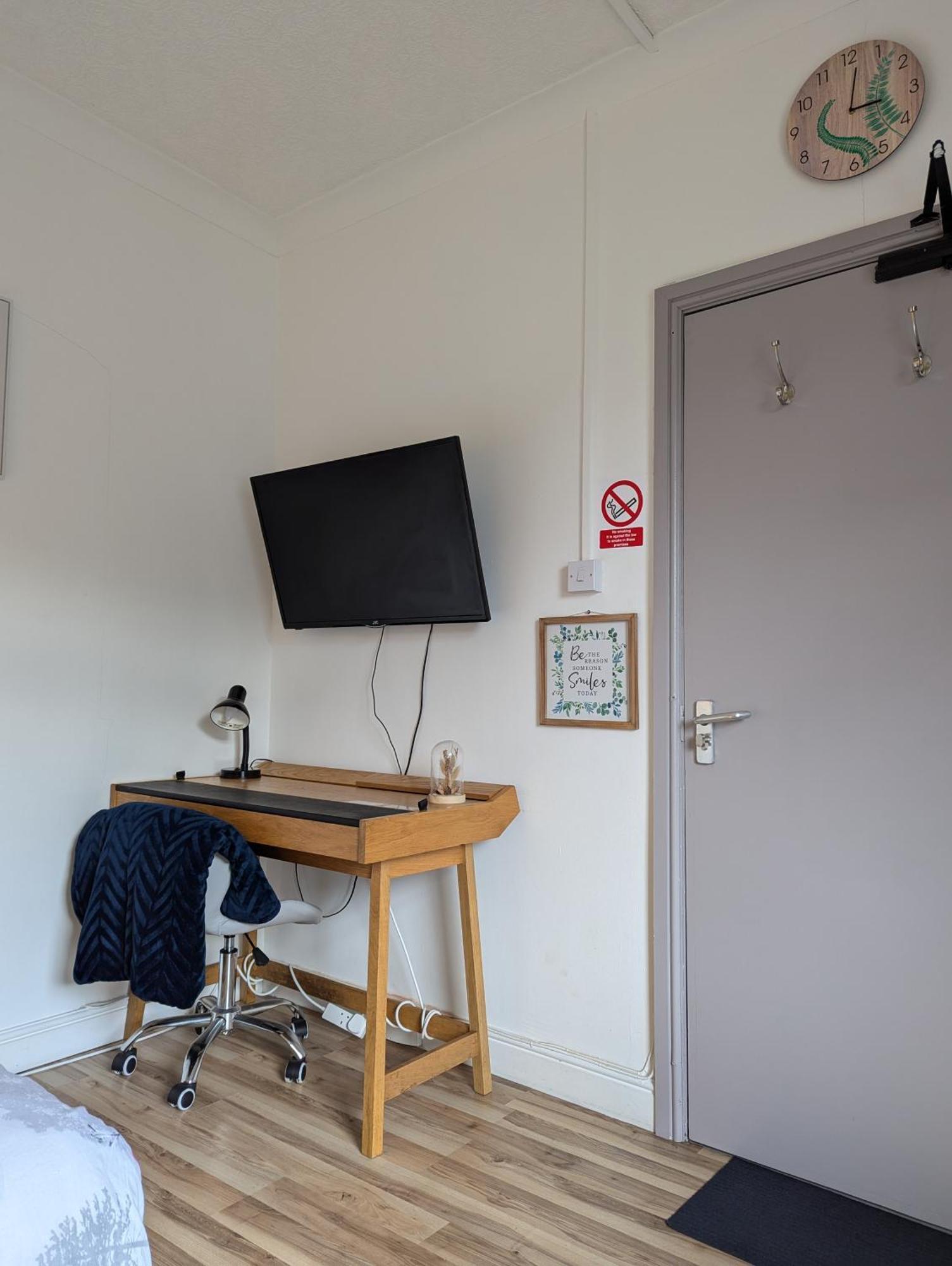 Bed & Breakfast R1 - Bright Quiet Double - Ideal For Students, Work, Tourists - Access, Wifi, Free Parking - Self Catering Swansea