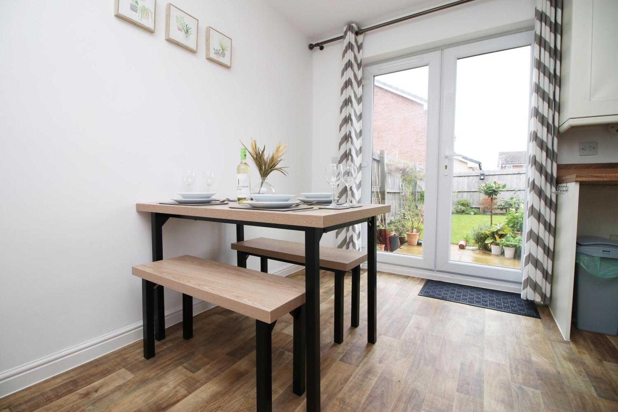 Beautiful Modern House With Free Parking And Fast Wifi Next To Stadium And Morfa Park Shopping Centre Hosted By Our Short *