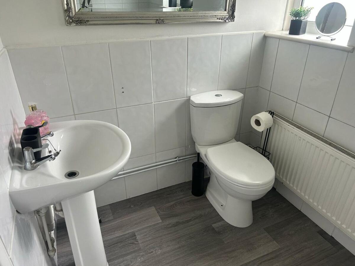 Charming 3-Bedroom With Large Hot-Tub, Free Parking & Pet Friendly *