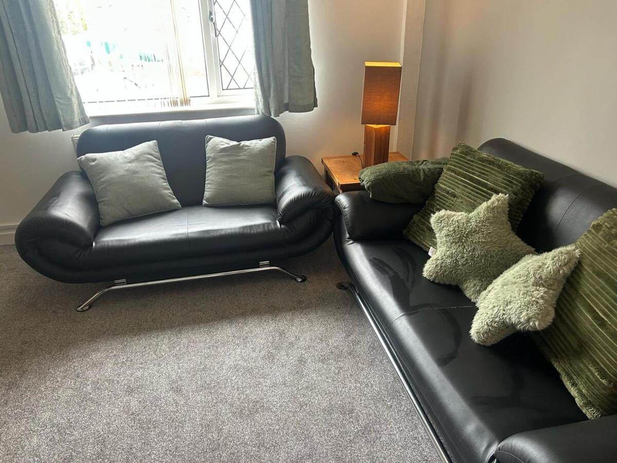Charming 3-Bedroom With Large Hot-Tub, Free Parking & Pet Friendly *