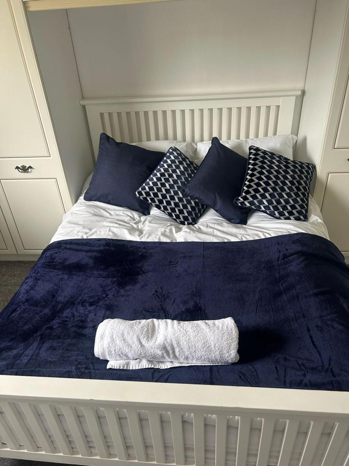 Holiday home Charming 3-Bedroom With Large Hot-Tub, Free Parking & Pet Friendly *