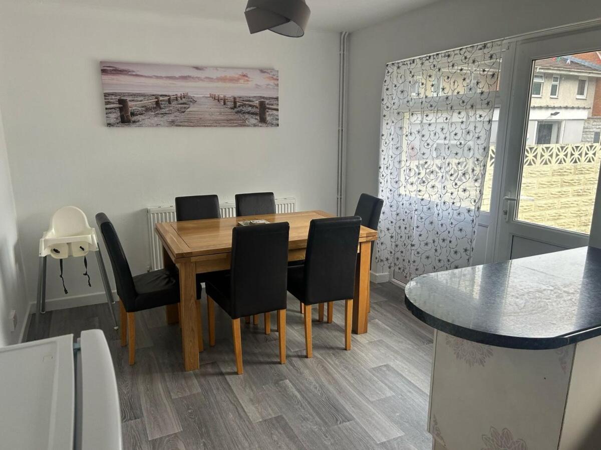 Holiday home Charming 3-Bedroom With Large Hot-Tub, Free Parking & Pet Friendly