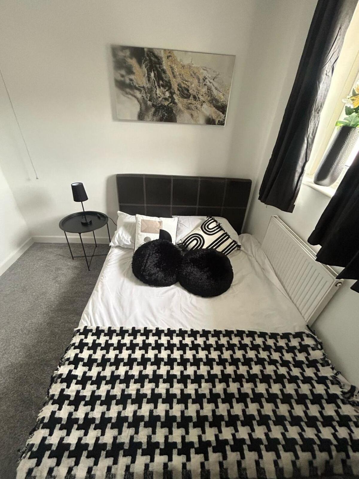 Charming 3-Bedroom With Large Hot-Tub, Free Parking & Pet Friendly Holiday home *