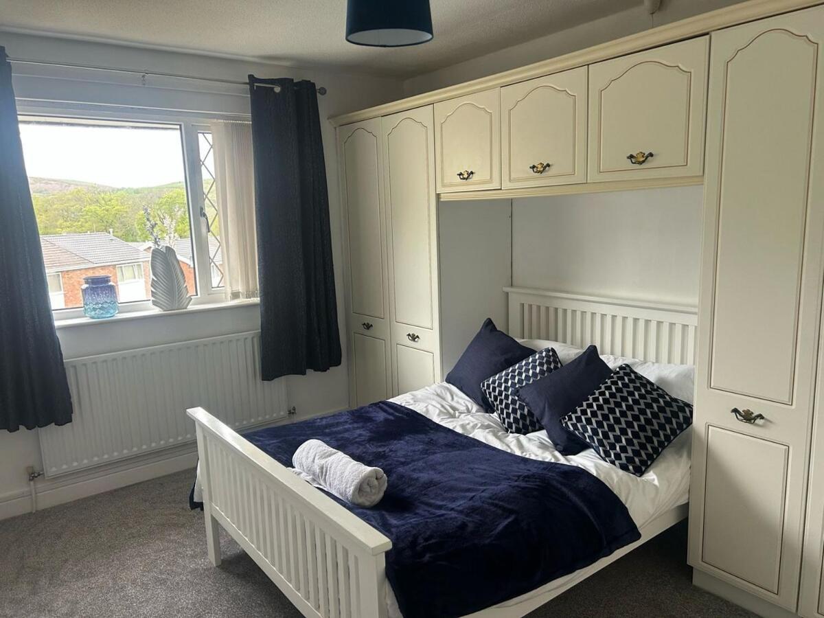 Holiday home Charming 3-Bedroom With Large Hot-Tub, Free Parking & Pet Friendly *