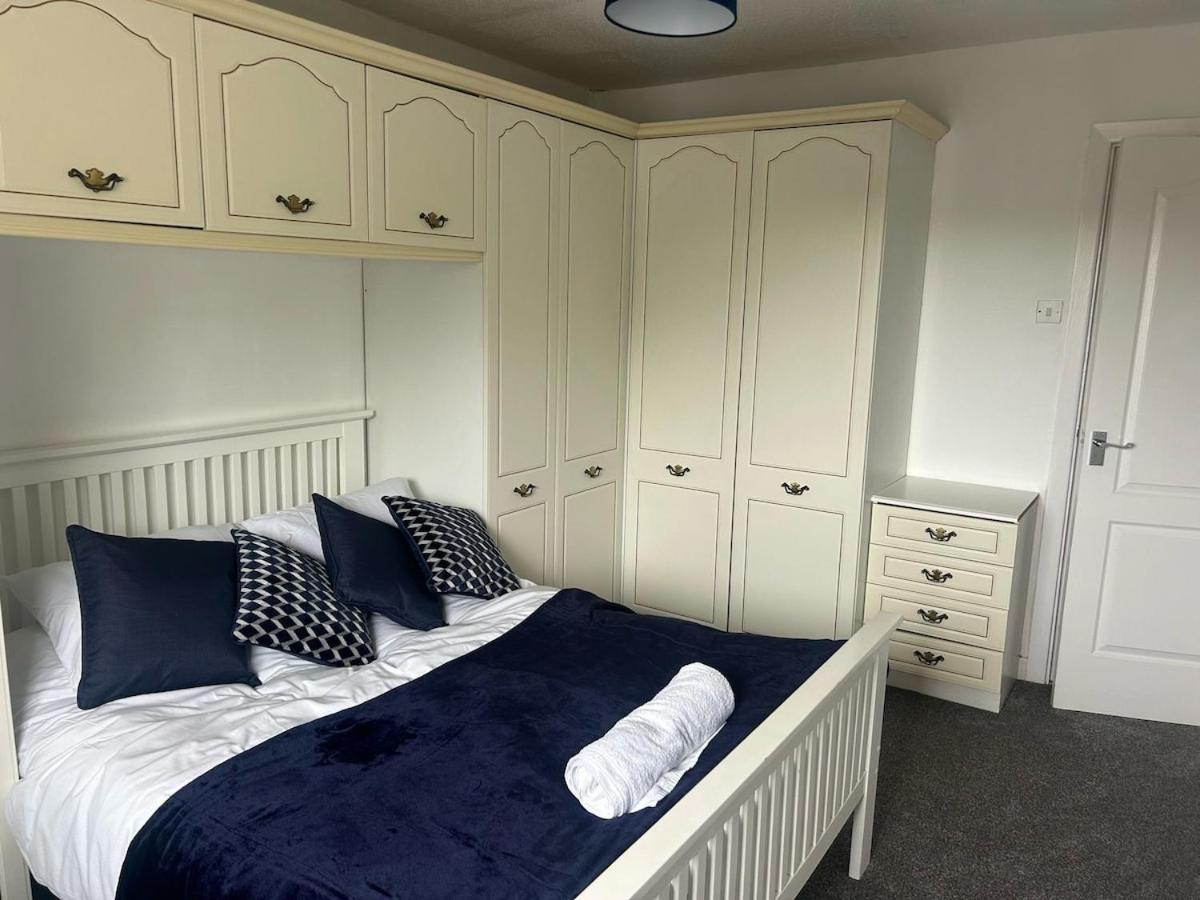 Charming 3-Bedroom With Large Hot-Tub, Free Parking & Pet Friendly Holiday home
