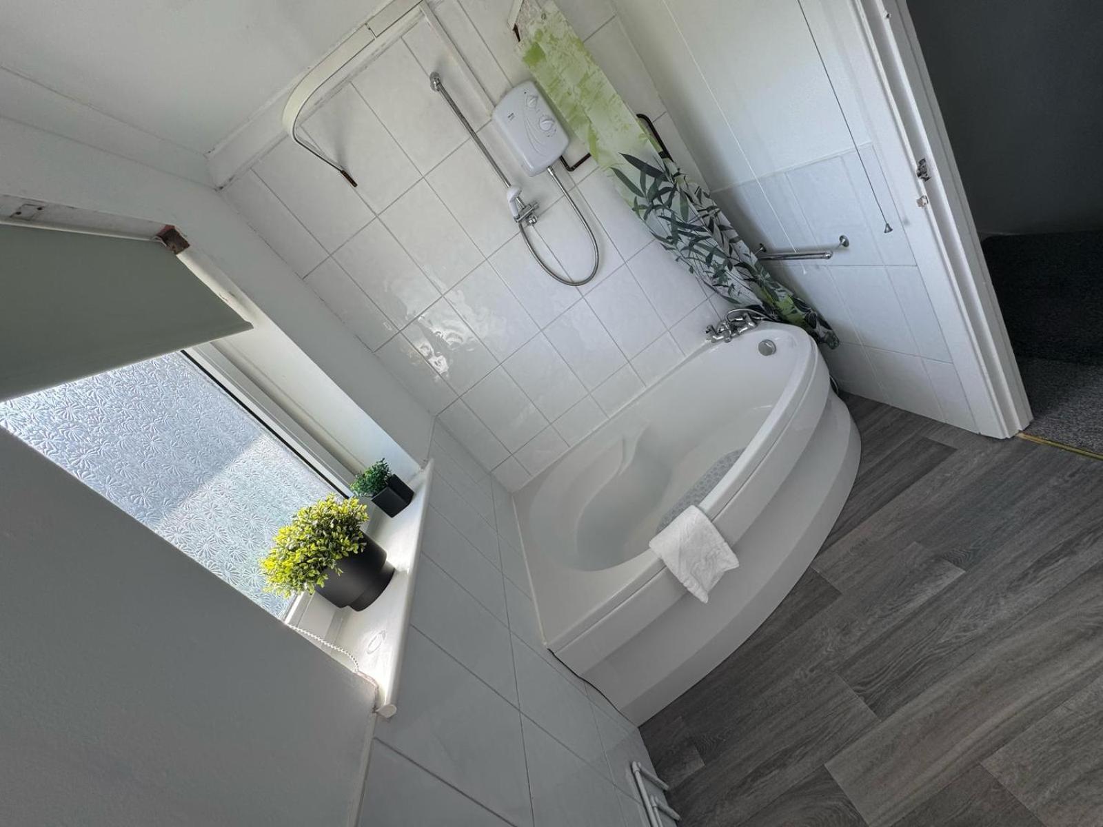 Holiday home Charming 3-Bedroom With Large Hot-Tub, Free Parking & Pet Friendly Swansea