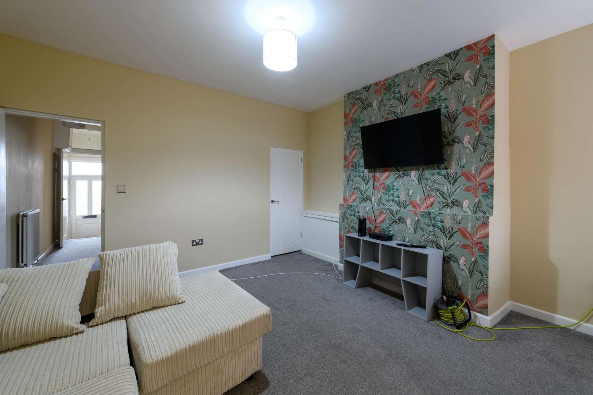 Welcoming & Pet-friendly 3-bed House With Garden Swansea