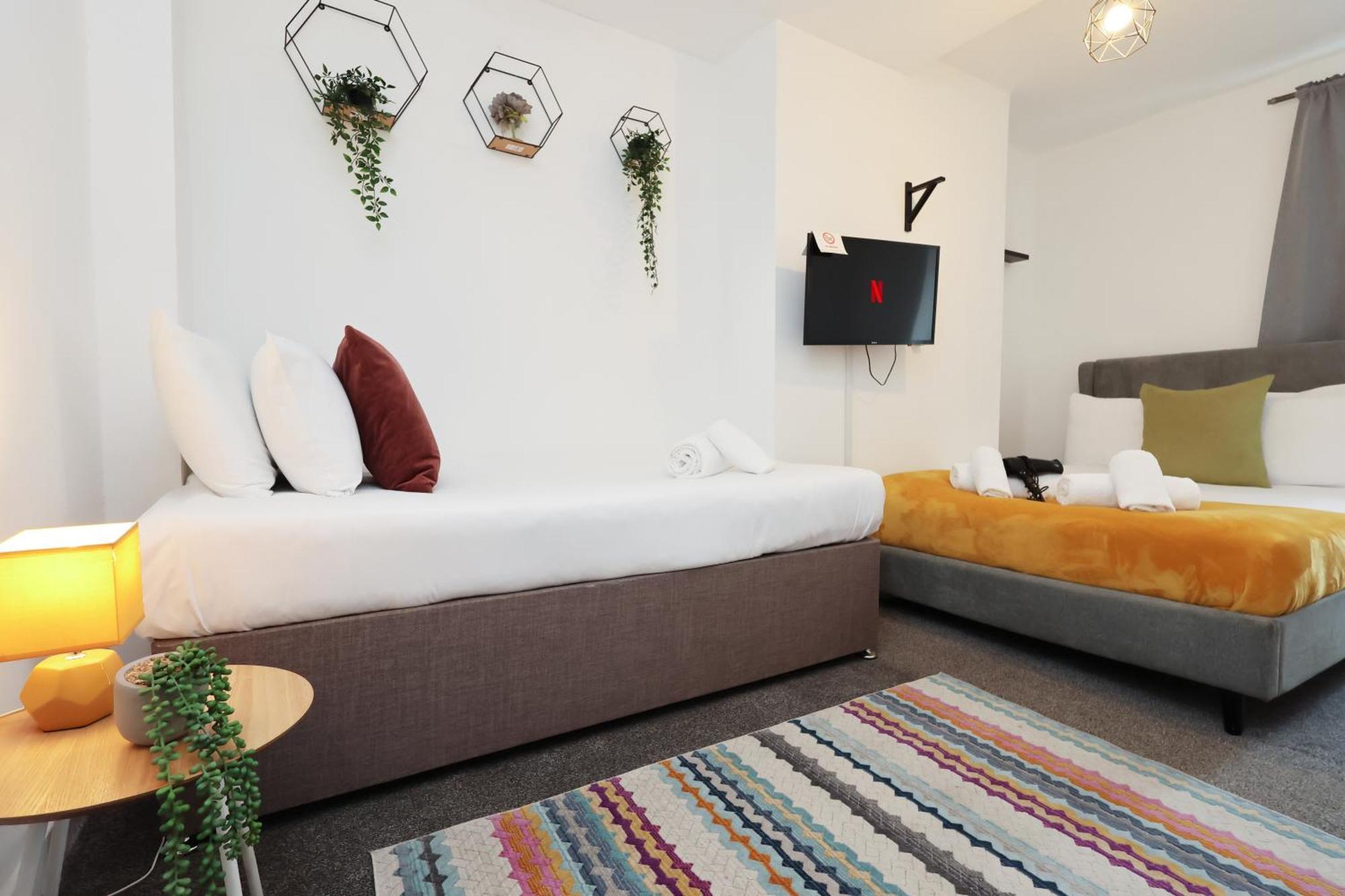 City, Sleeps 5, Tv Every Holiday home
