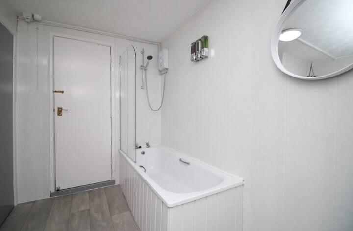 Apartment Centre, Parking, Smart Tv's In *
