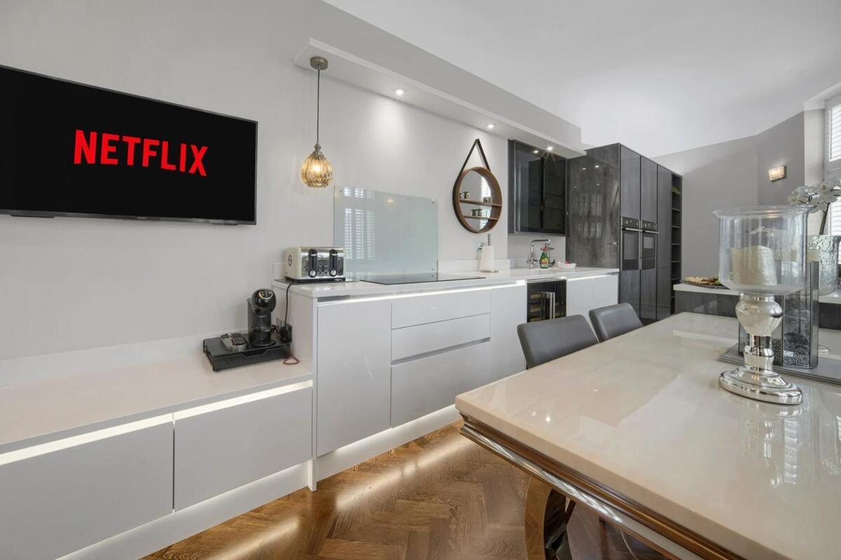 Modern & Unique - & Access Apartment Swansea