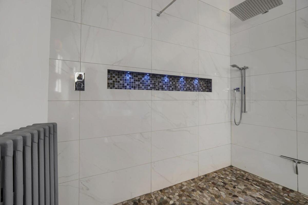 Modern & Unique - & Access Apartment Swansea
