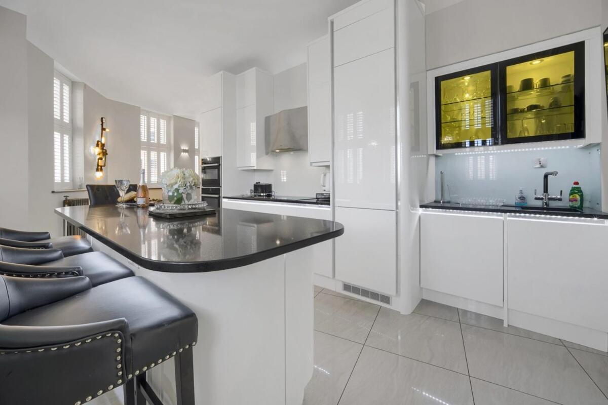 Luxury & Modern - - Access - Wind St Apartment