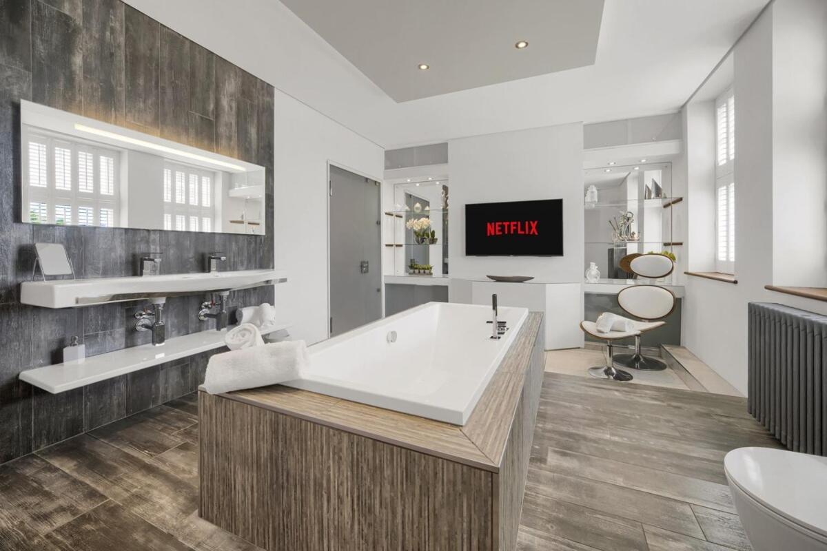 Luxury & Modern - - Access - Wind St *