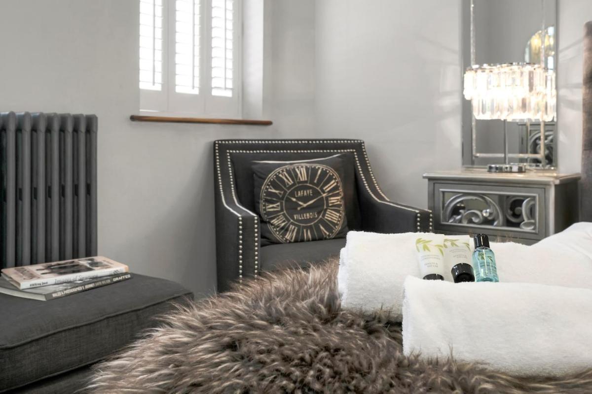 Luxury & Modern - - Access - Wind St Swansea