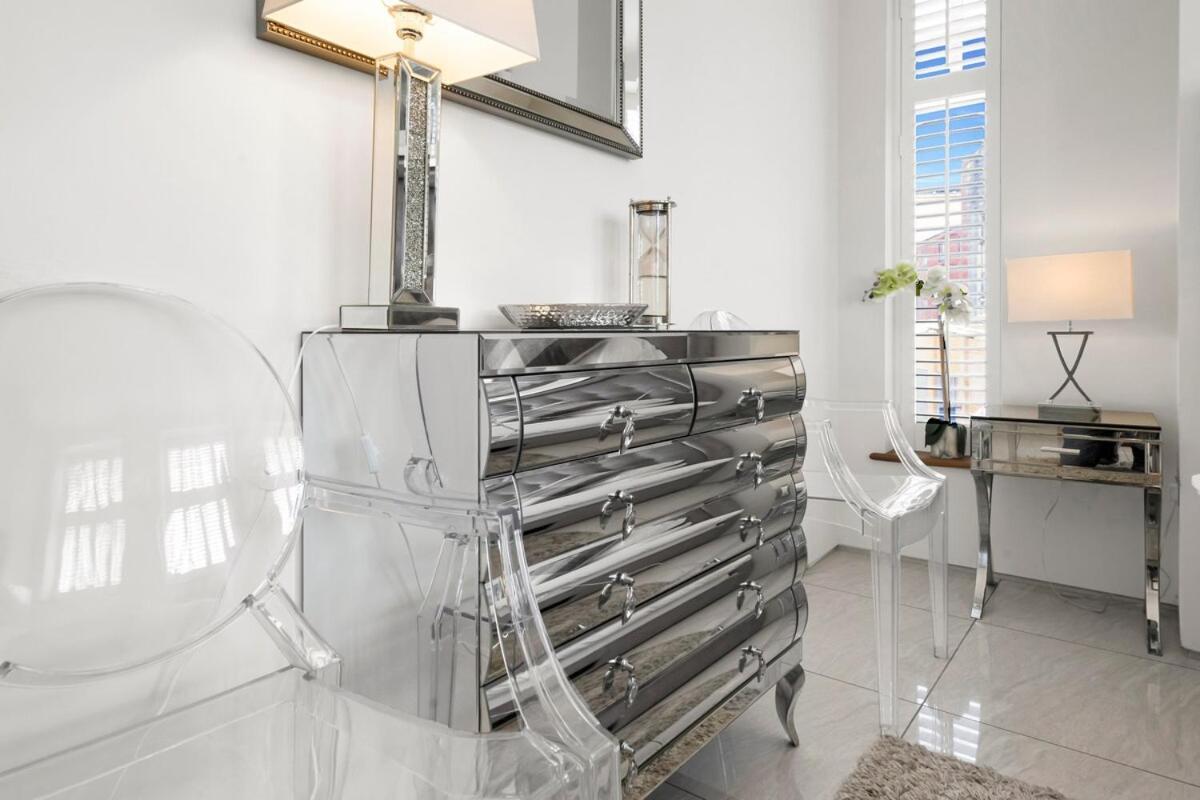 Apartment Luxury & Modern - - Access - Wind St *