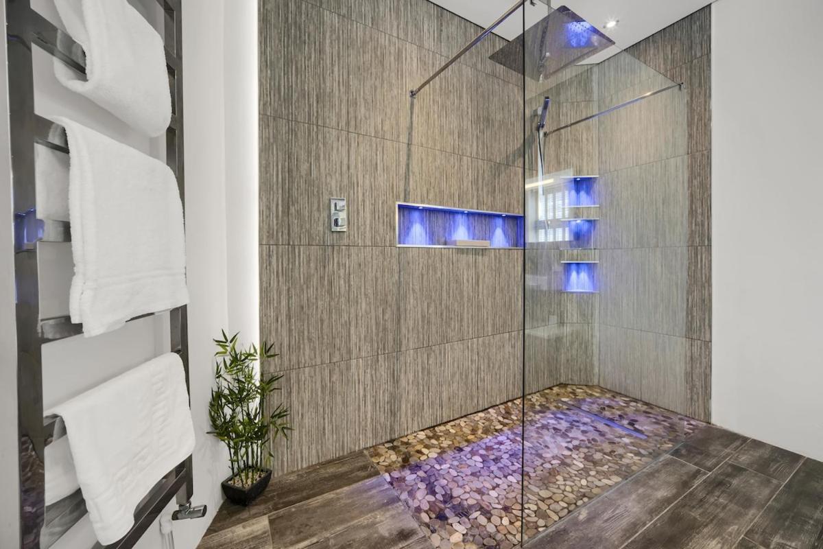 Luxury & Modern - - Access - Wind St *
