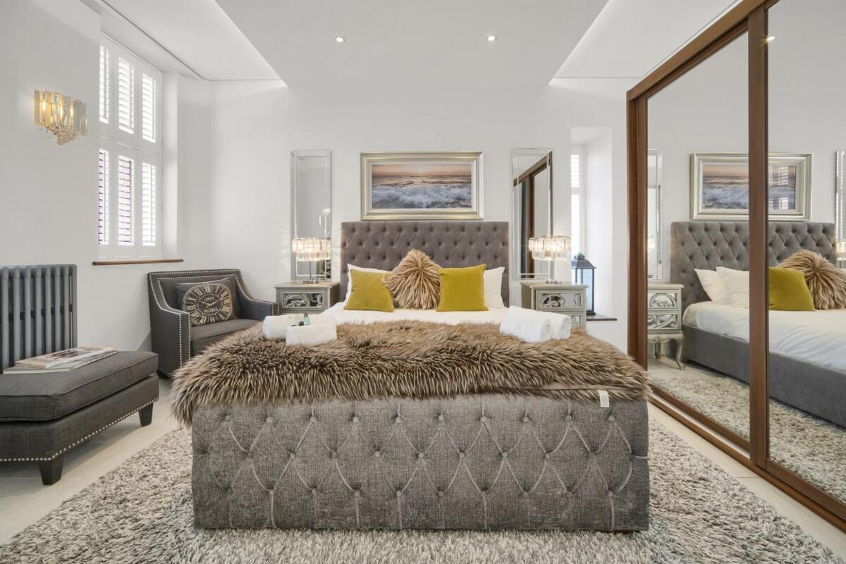 Luxury & Modern - - Access - Wind St Swansea