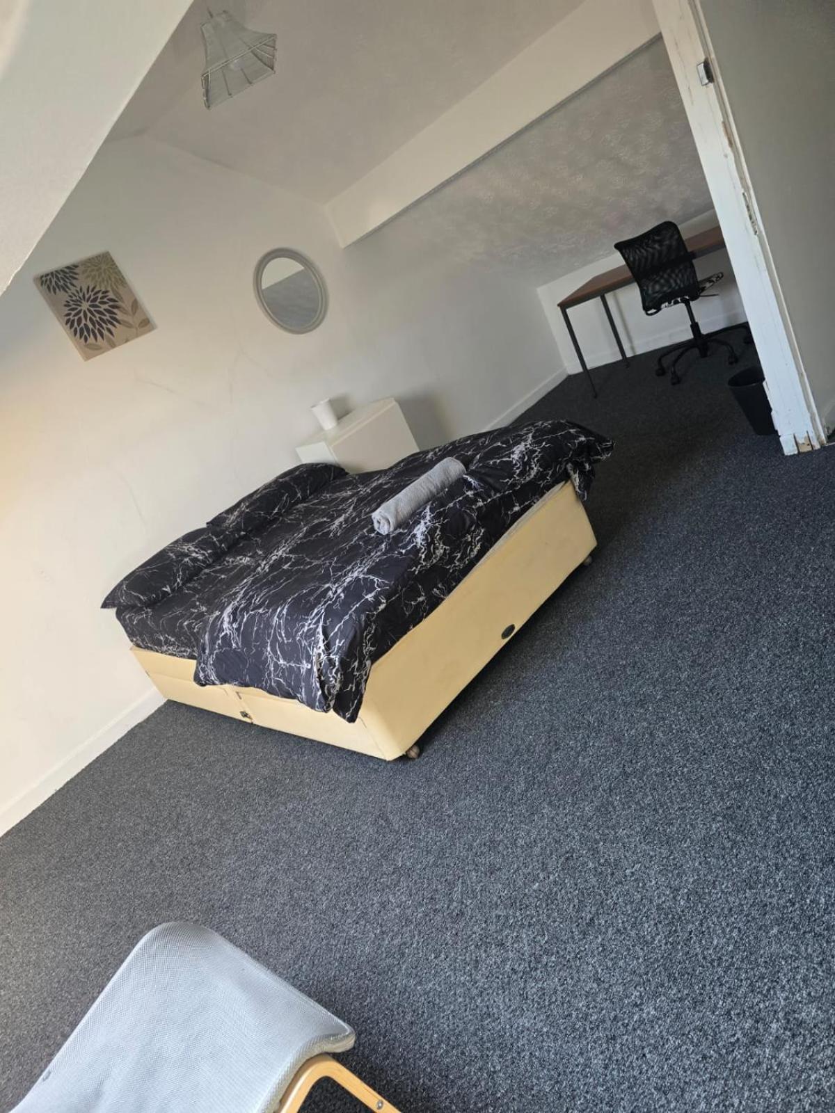 Simple Centre Shared Facility Guest house Swansea