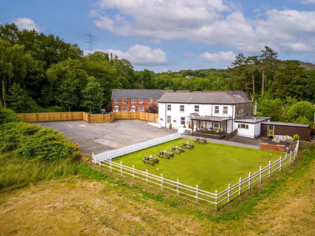 Holiday home Entire Venue Hire With 8 Bedroom - Your Own Pub Experience *