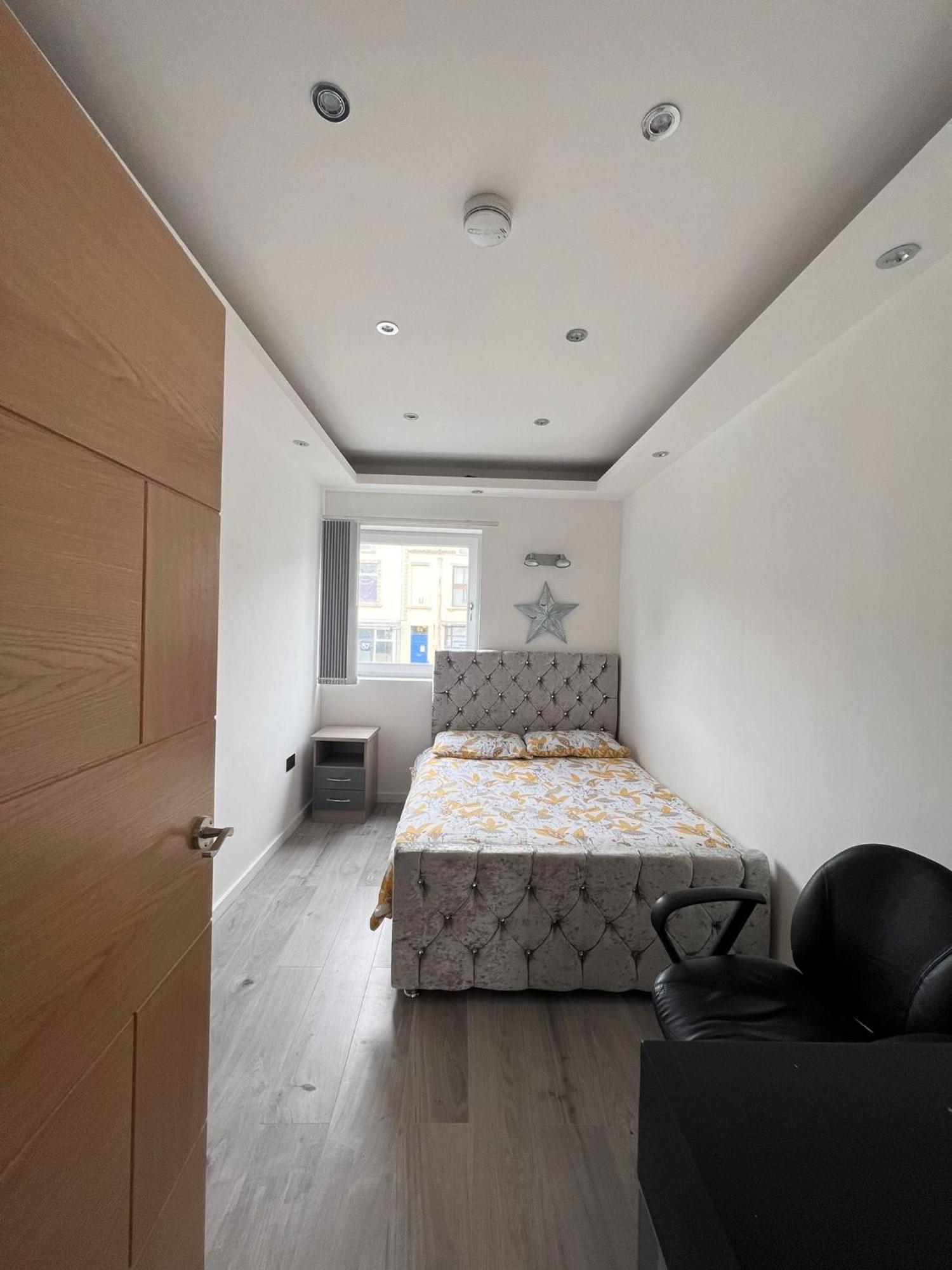Apartment Town - 2 Bedroom Includes Free Parking *