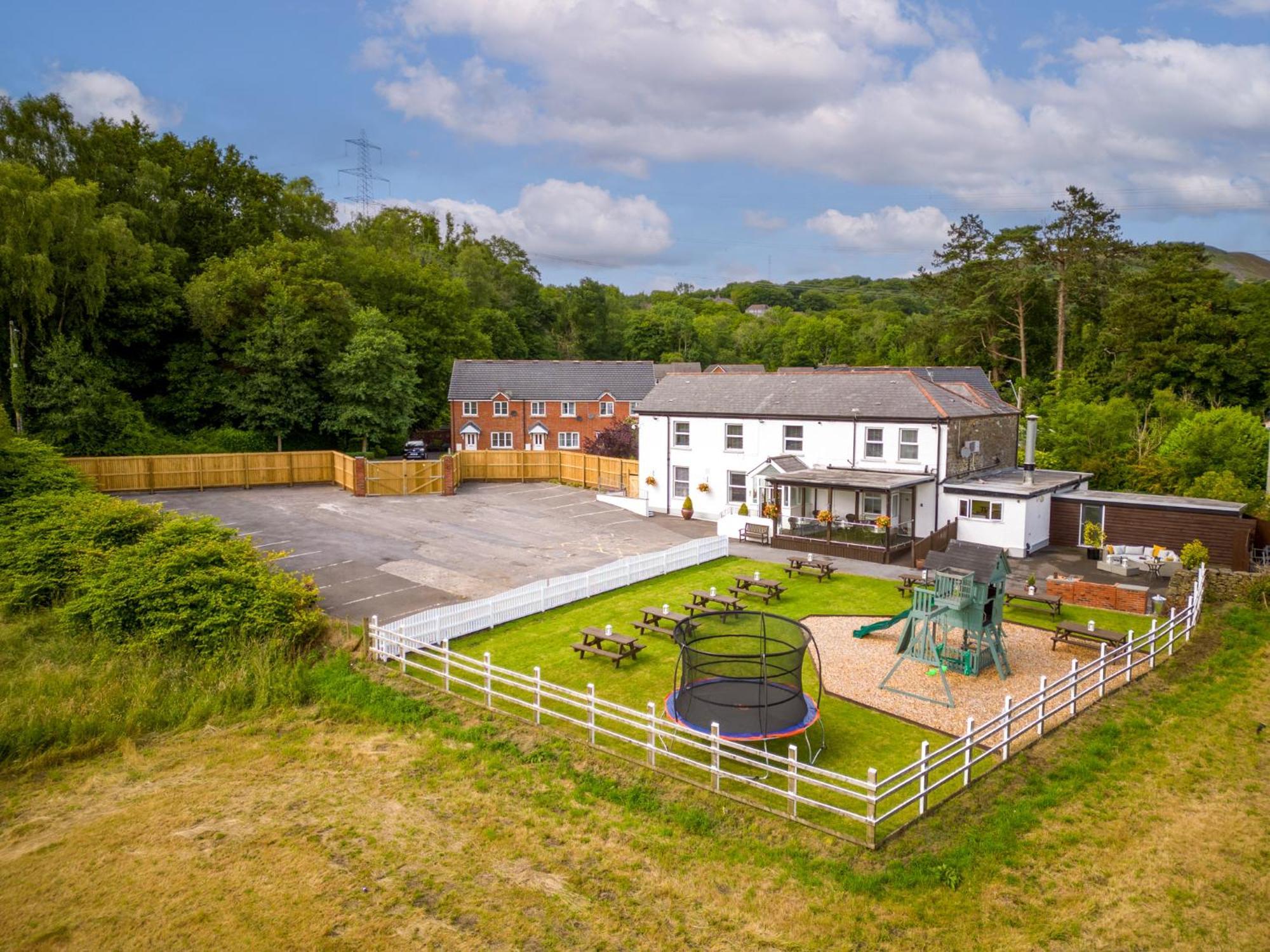 Entire Venue Hire With 8 Bedroom - Your Own Pub Experience Swansea