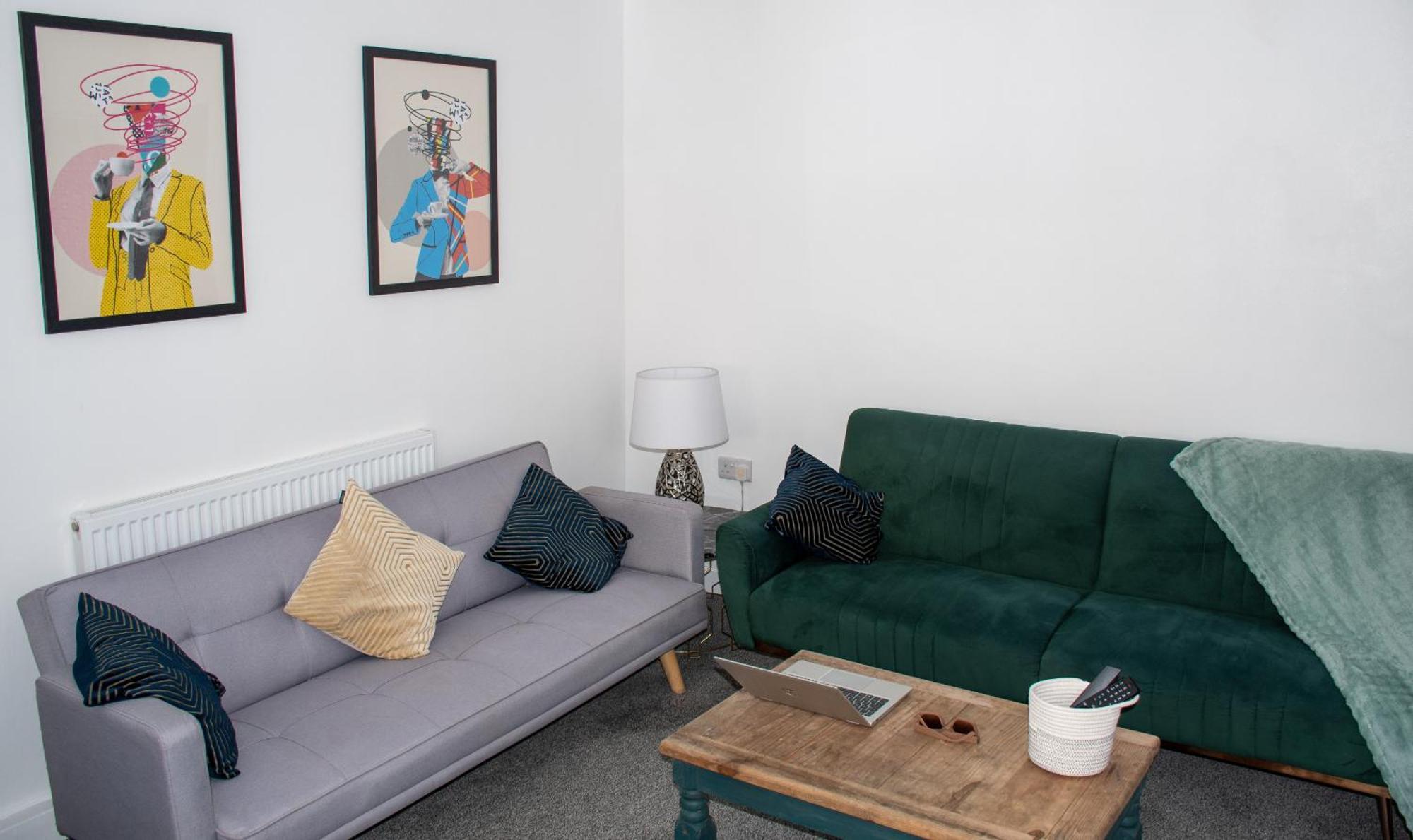 Ysgol Corner By Pj Stays * Swansea