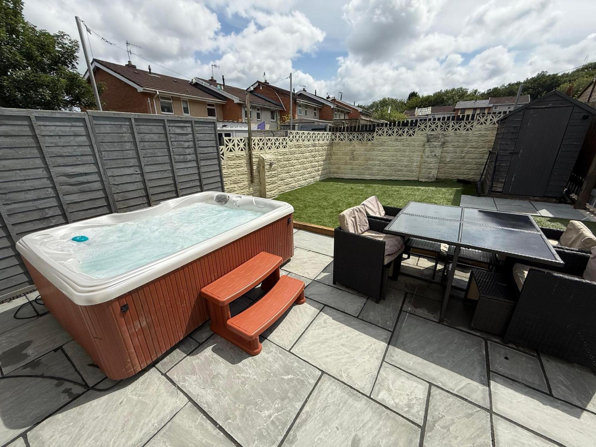 Charming 3-Bedroom With Large Hot-Tub, Free Parking & Pet Friendly Holiday home Swansea