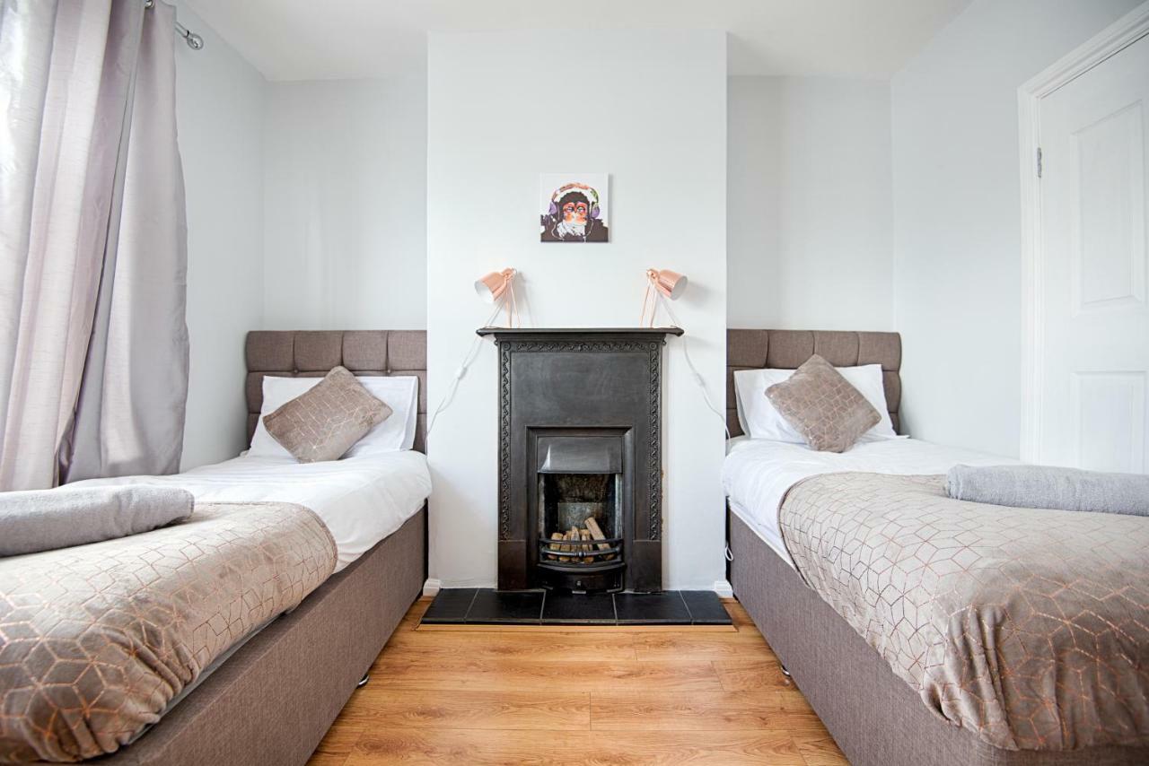 Off Road Parking, Garden, Tv In Every Apartment Swansea