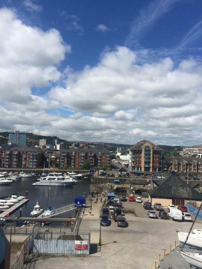 Bay, Marina & Arena View Mins To & *