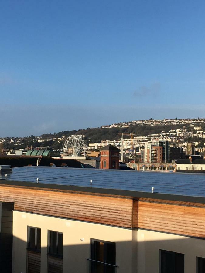 Bay, Marina & Arena View Mins To & *