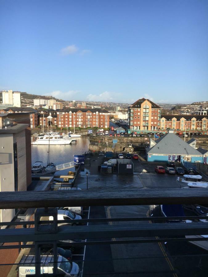 Bay, Marina & Arena View Mins To & Apartment Swansea