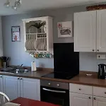 2 Bedroom Chalet All To Yourself, Free Parking, Dogs Welcome