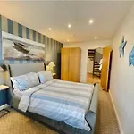 Penthouse Swansea Marina City Centre 100M From Beach