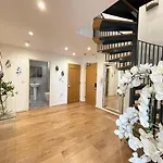 Penthouse Swansea Marina City Centre 100M From Beach