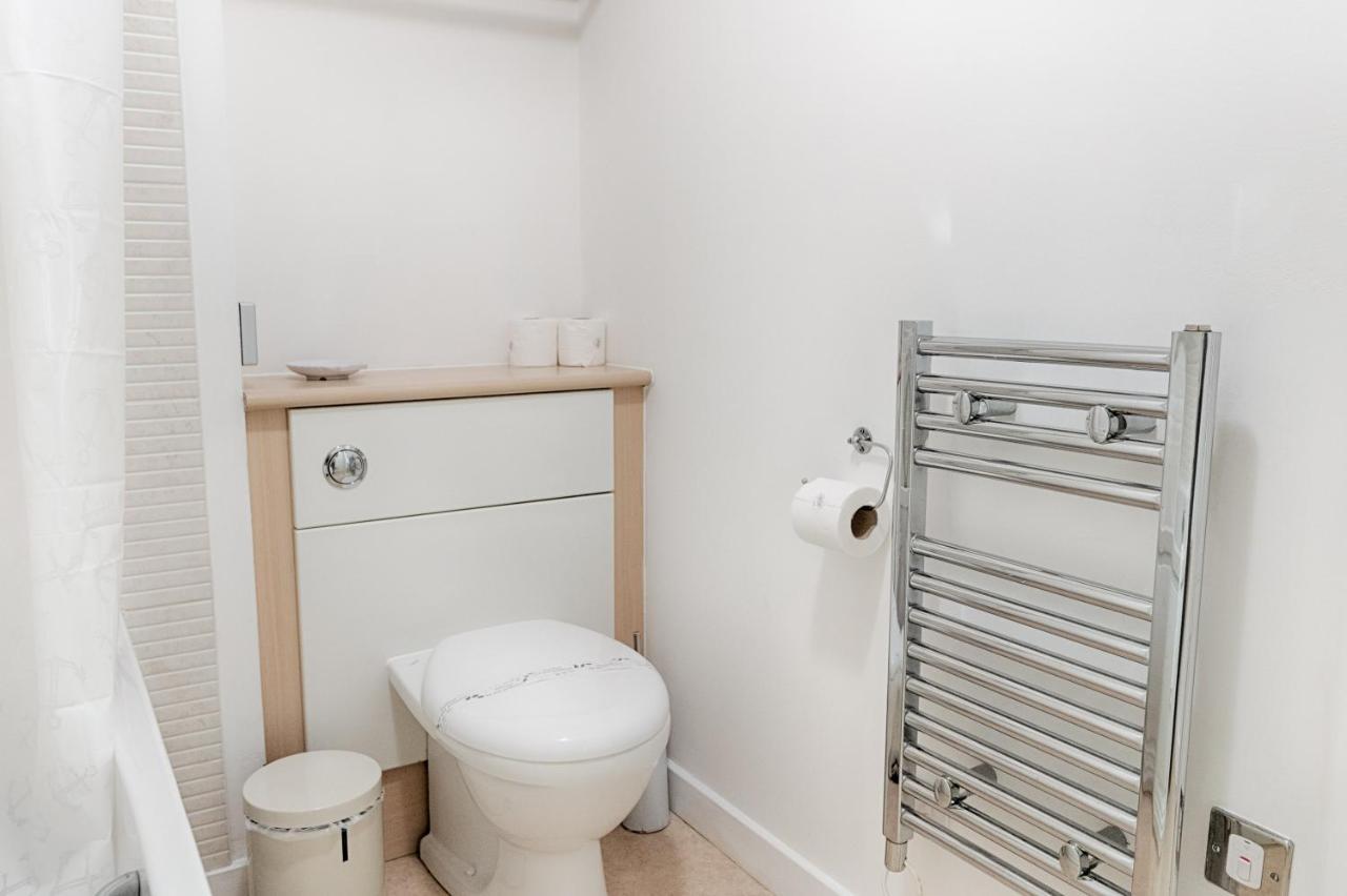 Royal Sovereign With Parking - Tv In Every Bedroom! Apartment