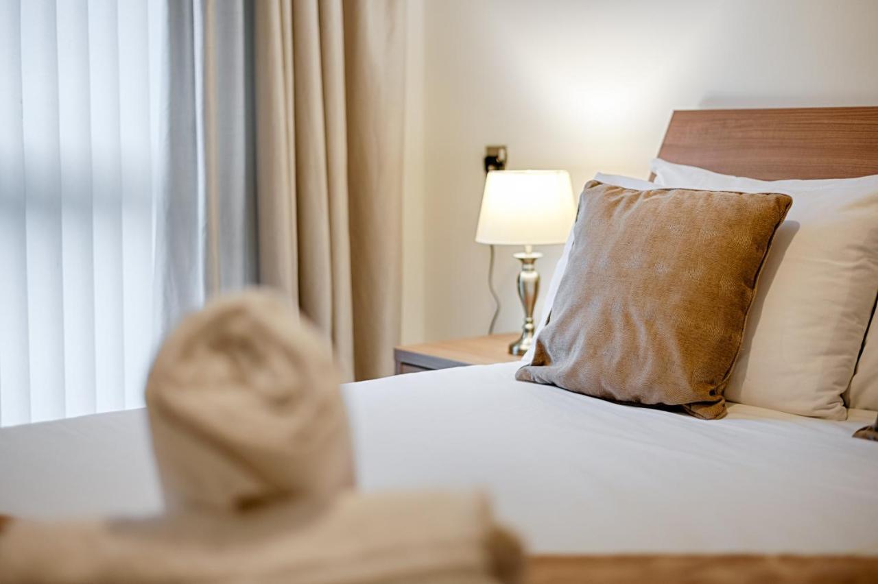 Royal Sovereign With Parking - Tv In Every Bedroom! Swansea