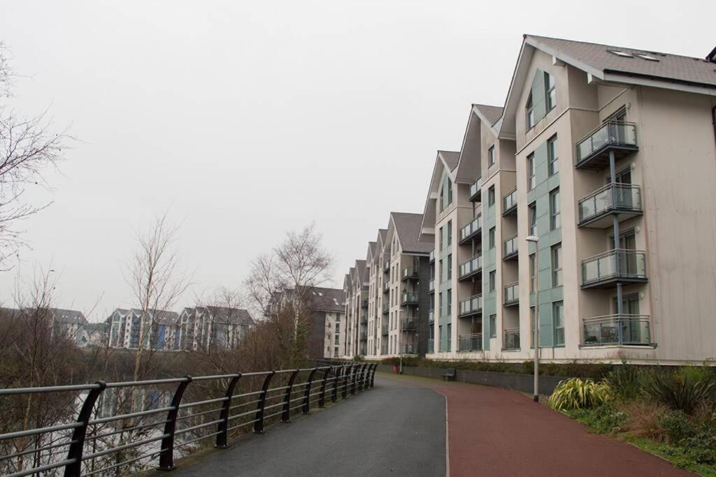 Royal Sovereign With Parking - Tv In Every Bedroom! Apartment Swansea
