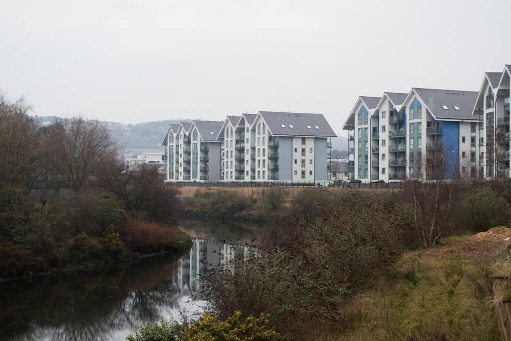 Royal Sovereign With Parking - Tv In Every Bedroom! Apartment Swansea