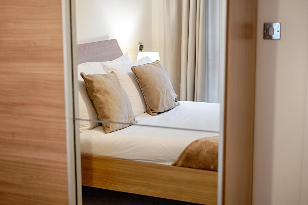 Royal Sovereign With Parking - Tv In Every Bedroom! Apartment *