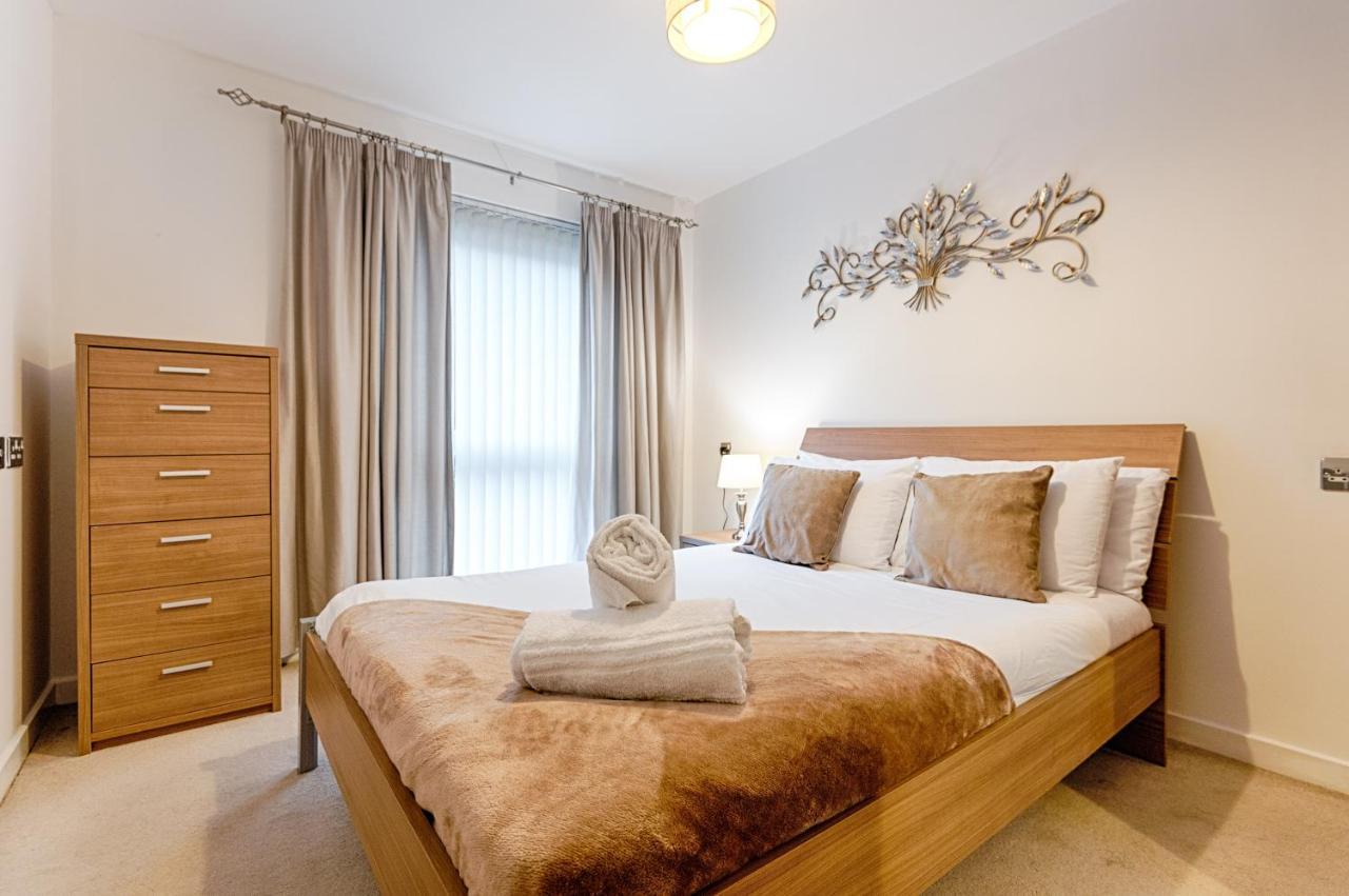 Royal Sovereign With Parking - Tv In Every Bedroom! Apartment
